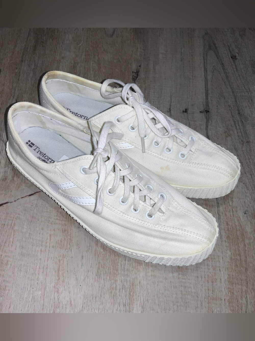 (Bin 32) Tretorn Off-White Canvas Low-Top Sneakers